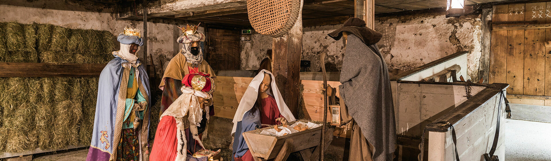 Each year, the local history museum Sixenhof plays host to the Tirolean Mountain Christmas with a live-size nativity scene and live animals.