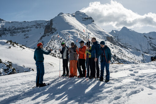 Eine Gruppe von Schneeschuhwanderern übt sich beim Lawinentraining im Karwendelgebirge im Sondieren.