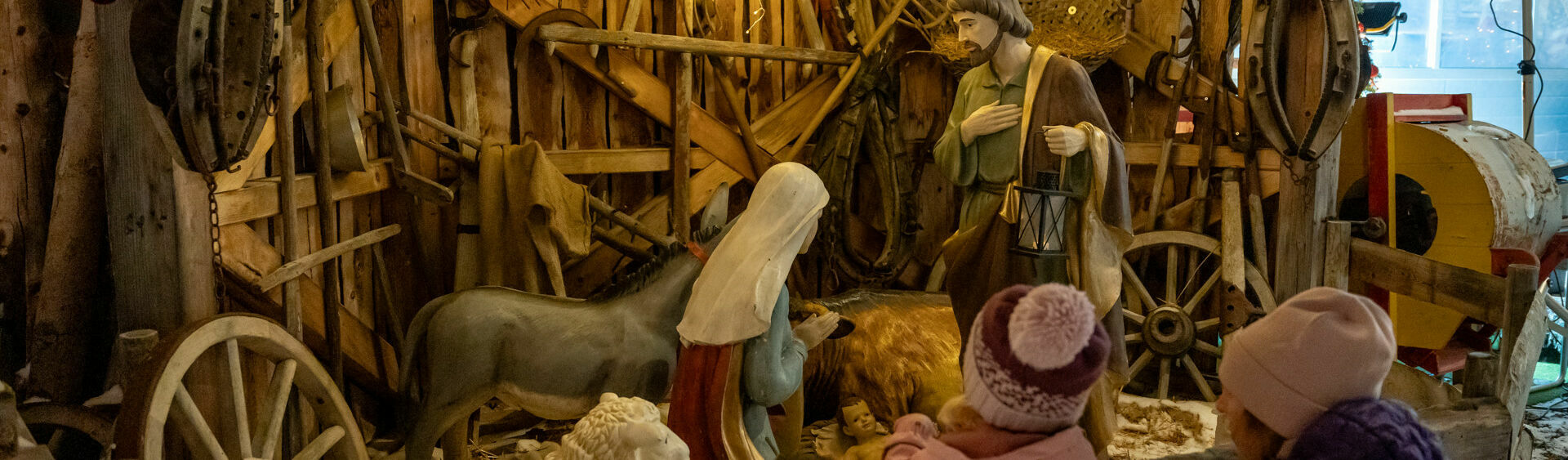 Eine Familie bestaunt die große Krippe bei der Achenseer Museumsweihnacht in Maurach.