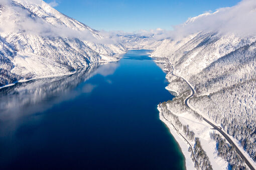 Der Neuschnee verzaubert den Achensee und die Dörfer der Region in ein echtes Winterwunderland. 