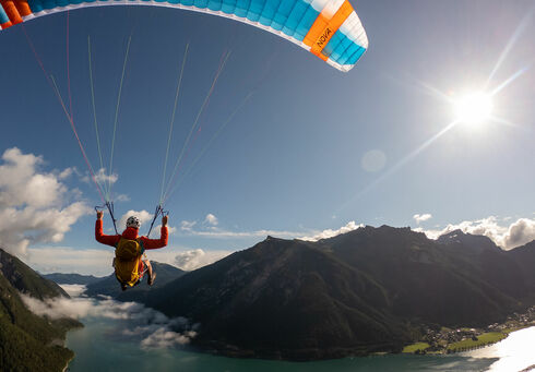 Ein Flug mit dem Gleitschirm ermöglicht einen unglaublichen Ausblick auf den See und seine Berglandschaft. 