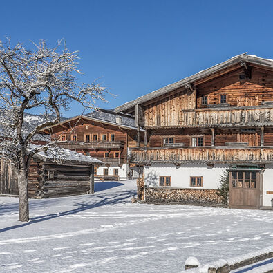 Eine Winteraufnahme vom Heimatmuseum Sixenhof, einem typischen Tiroler Bauernhof, wo man einen Einblick in das frühere Leben bekommt.