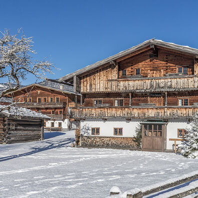 Eine Winteraufnahme vom Heimatmuseum Sixenhof, einem typischen Tiroler Bauernhof, wo man einen Einblick in das frühere Leben bekommt.