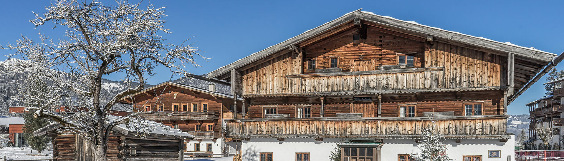 Eine Winteraufnahme vom Heimatmuseum Sixenhof, einem typischen Tiroler Bauernhof, wo man einen Einblick in das frühere Leben bekommt.