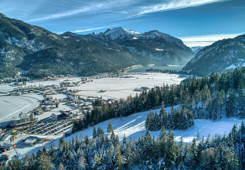 Hochalmlifte Christlum Auf den Skipisten der Hochalmlifte Christlum hat man einen unglaublichen Blick auf den Achensee und die Ortschaft Achenkirch.