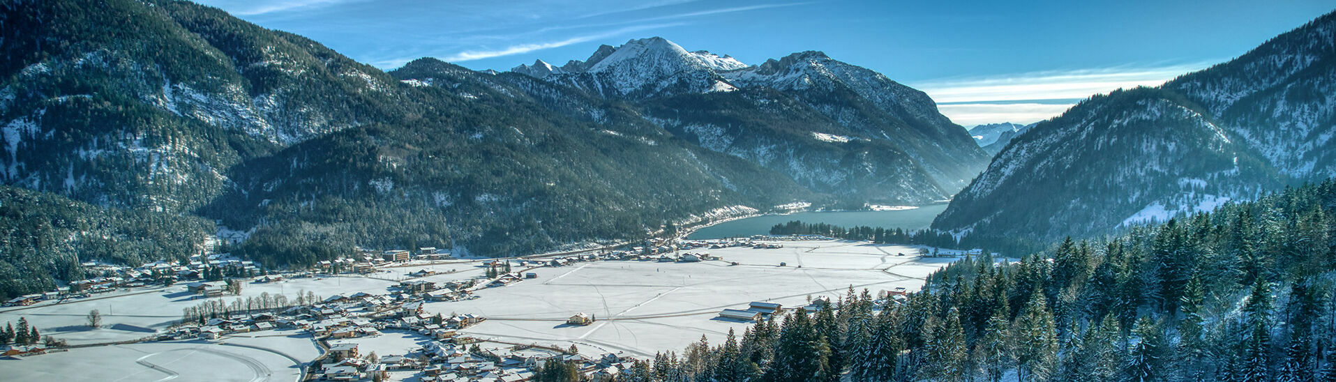Auf den Skipisten der Hochalmlifte Christlum hat man einen unglaublichen Blick auf den Achensee und die Ortschaft Achenkirch.