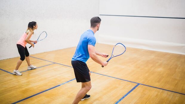 Squash spielen am Achensee Zwei Squashspieler sind fokussiert auf das Spiel in einer Halle