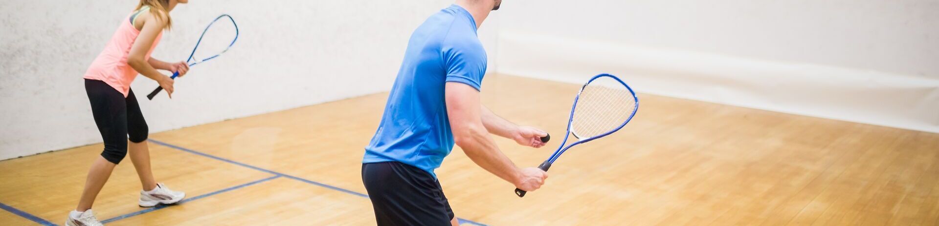 Squash spielen am Achensee Zwei Squashspieler sind fokussiert auf das Spiel in einer Halle