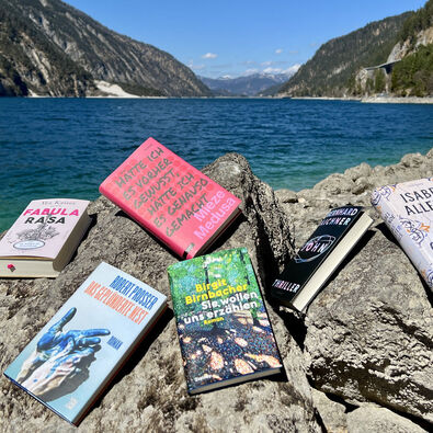 Im Zuge des Literaturfestivals „achensee.literatour“ wurden viele fesselnde Bücher vor einer atemberaubenden Kulisse in Szene gesetzt, begleitet vom malerischen Achensee.