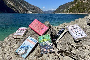 Im Zuge des Literaturfestivals „achensee.literatour“ wurden viele fesselnde Bücher vor einer atemberaubenden Kulisse in Szene gesetzt, begleitet vom malerischen Achensee.