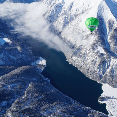 Mit dem Heißluftballon über die Winterlandschaft des Karwendelgebirges schweben und das Gebiet somit aus der Vogelperspektive erleben.