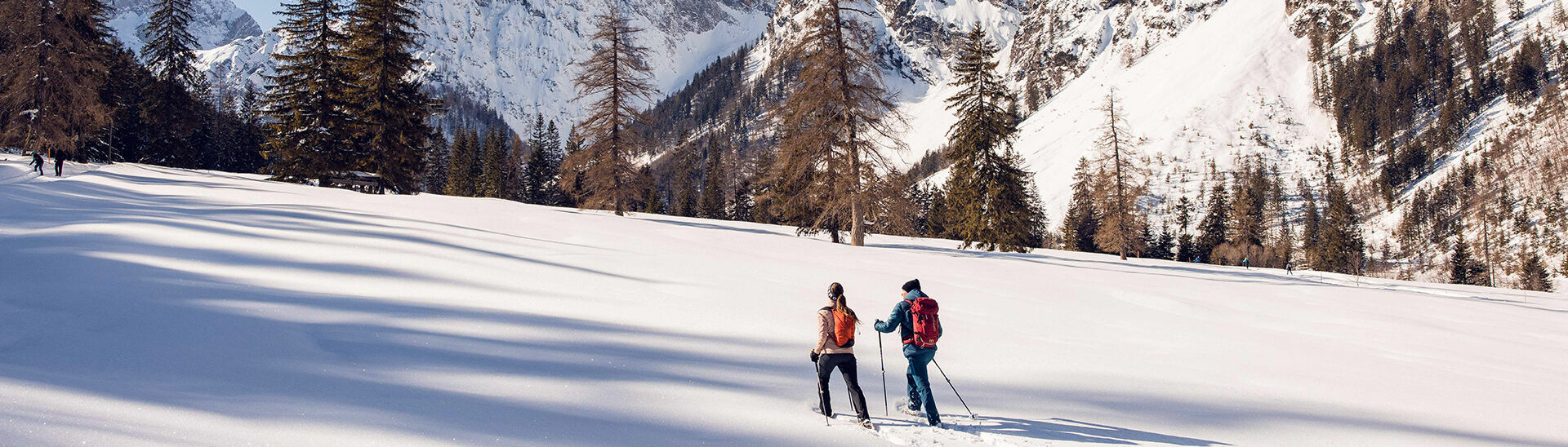 Mit den Schneeschuhen an den Füßen geht’s problemlos durch die Winterlandschaft des Falzthurntales im Naturpark Karwendel.