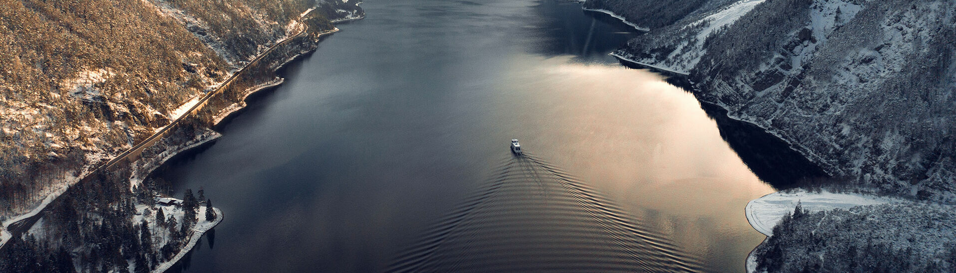 Blick auf den Achensee Blick auf den winterlichen Achensee, das Dorf Pertisau und das verschneite Karwendelgebirge. Auf dem Achensee fährt ein Schiff der Achenseeschifffahrt.