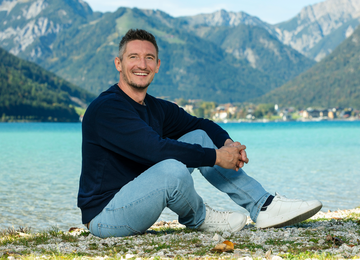 Patrick Benko von Achensee Tourismus am Seeufer in Maurach am Achensee.