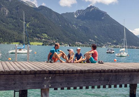 Mit der Familie die Umgebung rund um die Seeuferpromenade in Pertisau erkunden und genießen. Im Hintergrund das Ebner Joch.