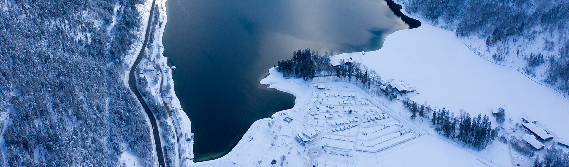 Der Neuschnee verzaubert den Achensee und die Dörfer der Region in ein echtes Winterwunderland.