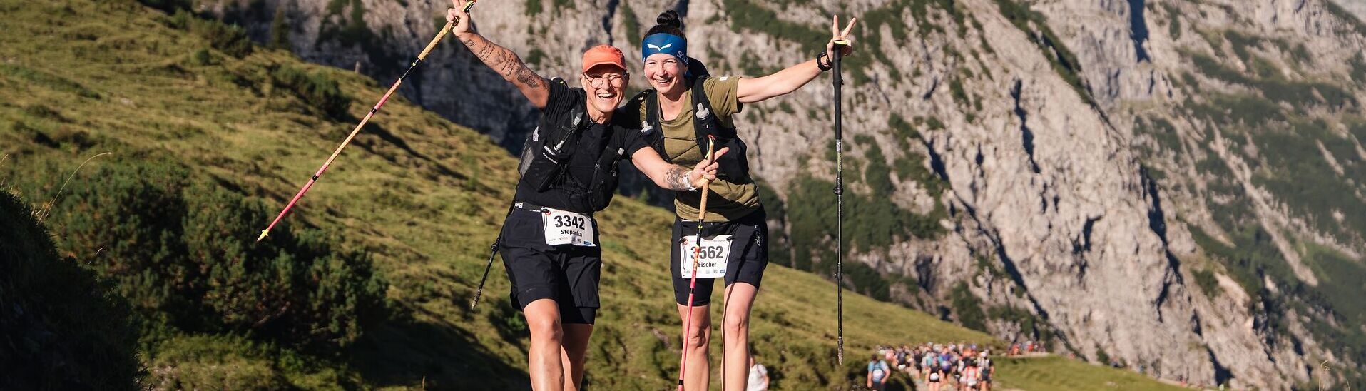 Zwei Marschiererinnen beim Karwendelmarsch 2026 Zwei Marschiererinnen beim Karwendelmarsch 2026 vor der beeindruckenden Kulisse des Naturparks Karwendel, dem größten Naturpark Österreichs.