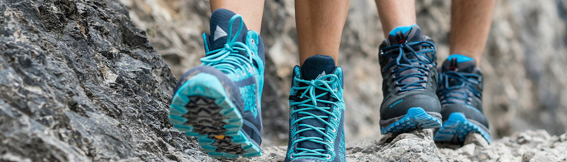 Gaisalmsteig am Achensee Zwei paar Füße gehen über einen steinernen Weg.