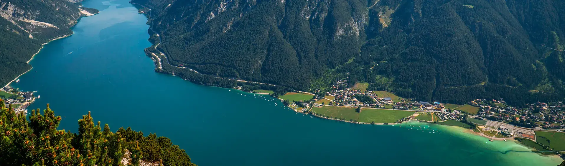 Ausblick auf den Achensee Der Bärenkopf, welcher sich im Naturpark Karwendel befindet, bietet einen unglaublichen Blick auf den Achensee und die Dörfer rundherum.