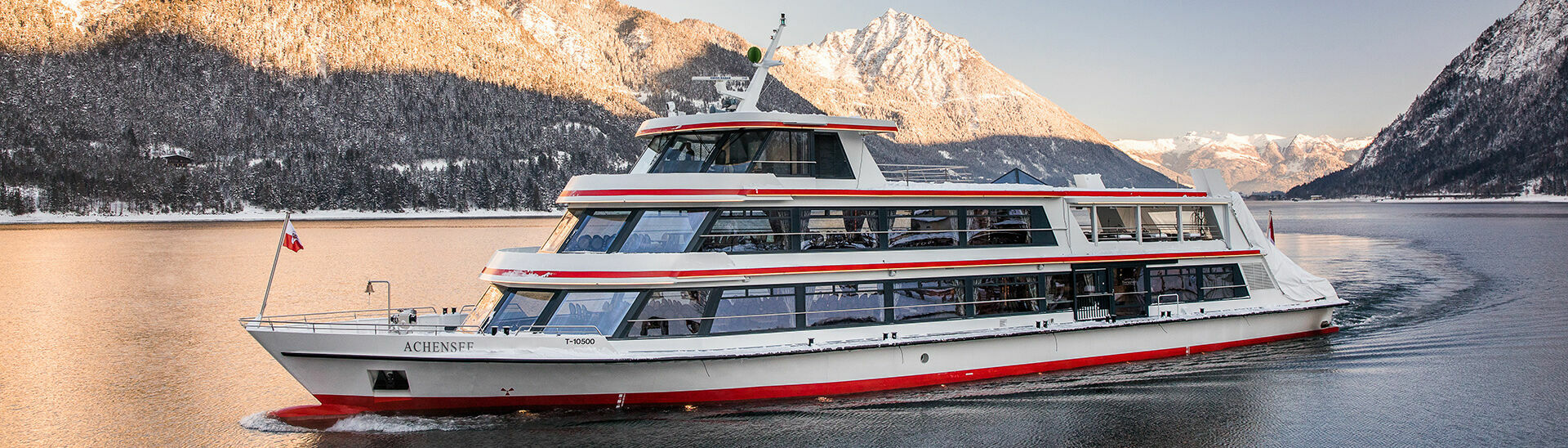 Achenseeschifffahrt Die MS Achensee bei einer Rundfahrt an einem Wintertag auf dem Achensee.