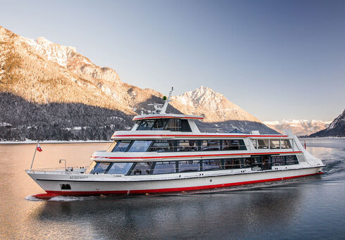 Achenseeschifffahrt Die MS Achensee bei einer Rundfahrt an einem Wintertag auf dem Achensee.
