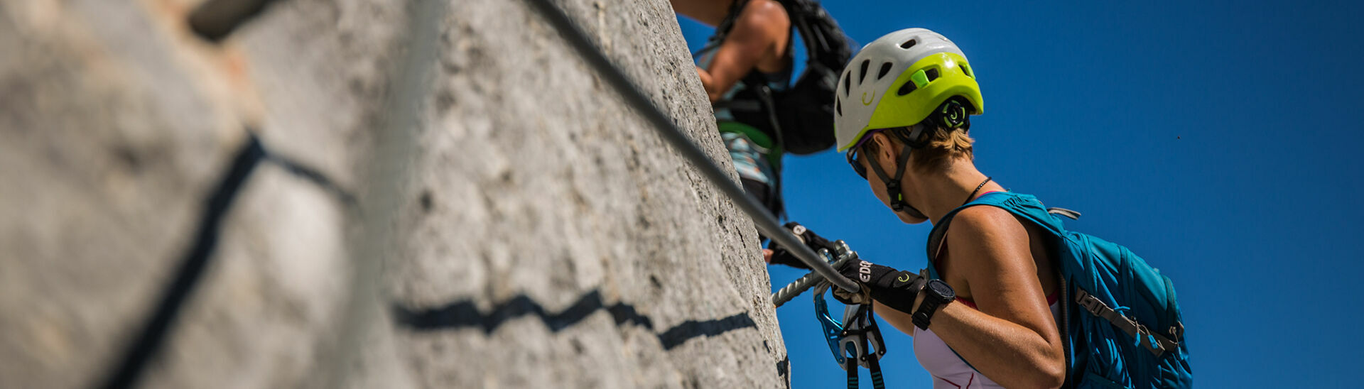 Klettersteiggehen am Rofan Zwei Frauen klettern an einem im Rofangebirge liegenden Klettersteig bei tollem Wetter und atemberaubendem Ausblick.