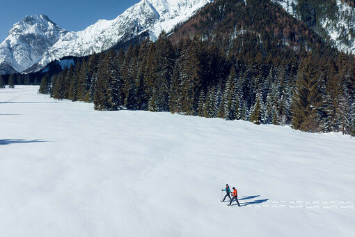 Explore the wintry scenery of the Nature Park Karwendel on snowshoes.