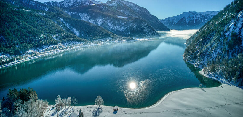 Der Ausblick von Achenkirch am Achensee auf die Winterlandschaft der Region ist atemberaubend.