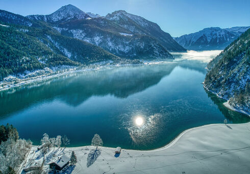 Naturheilpraxis Der Ausblick von Achenkirch am Achensee auf die Winterlandschaft der Region ist atemberaubend.