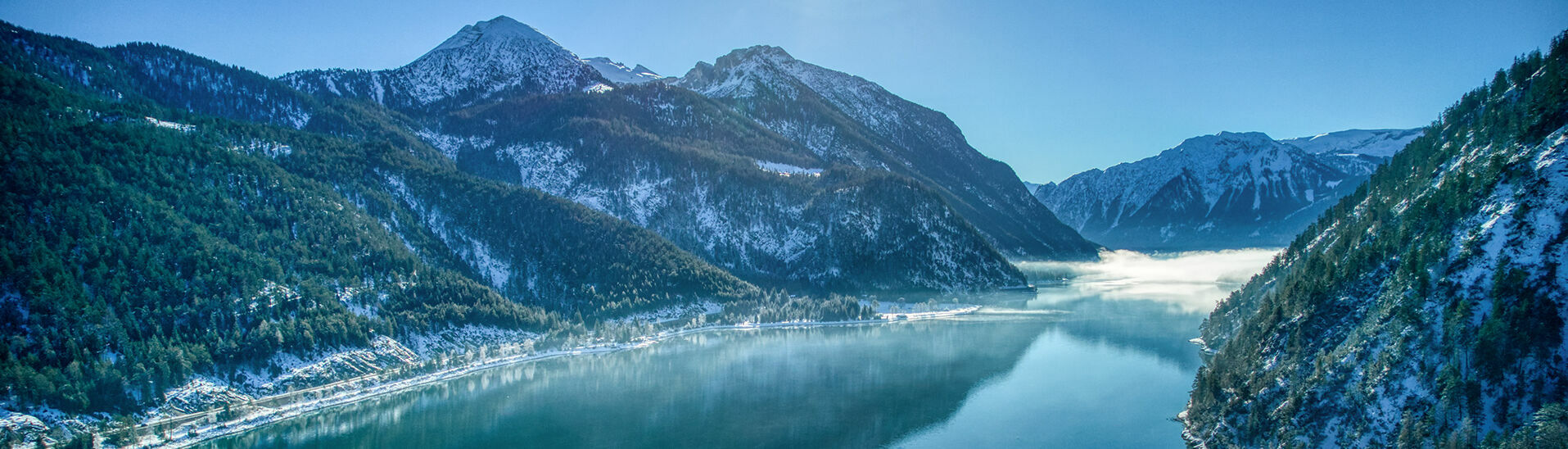 Der Ausblick von Achenkirch am Achensee auf die Winterlandschaft der Region ist atemberaubend.