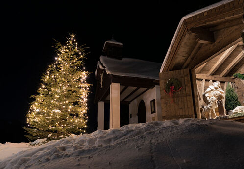Die Krippe vor der Häusererbühelkapelle in Maurach am Achensee strahlt bei Nacht in besonderem Glanz. /// The nativity scene in front of the Häusererbühel Chapel in Maurach at Lake Achensee shines with a special glow at night.
