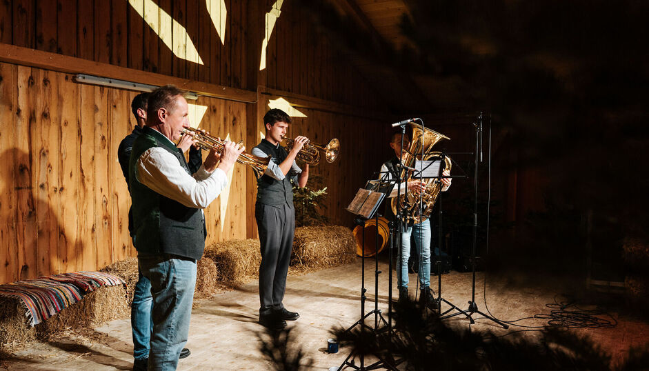 Traditionelle Bläser sorgen für musikalische Stimmung beim Bergadvent in Pertisau Musiker mit Blasinstrumenten sorgen beim Fischergut in Pertisau für musikalische Stimmung. /// Brass musicians gather at the Fischergut to share traditional Advent tunes with visitors.