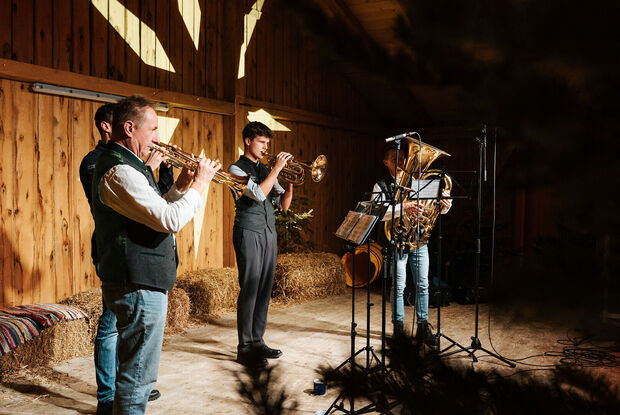 Bergadvent beim Fischergut in Pertisau /// Mountain Advent at Fischergut in Pertisau Musiker mit Blasinstrumenten sorgen beim Fischergut in Pertisau für musikalische Stimmung. /// Brass musicians gather at the Fischergut to share traditional Advent tunes with visitors.