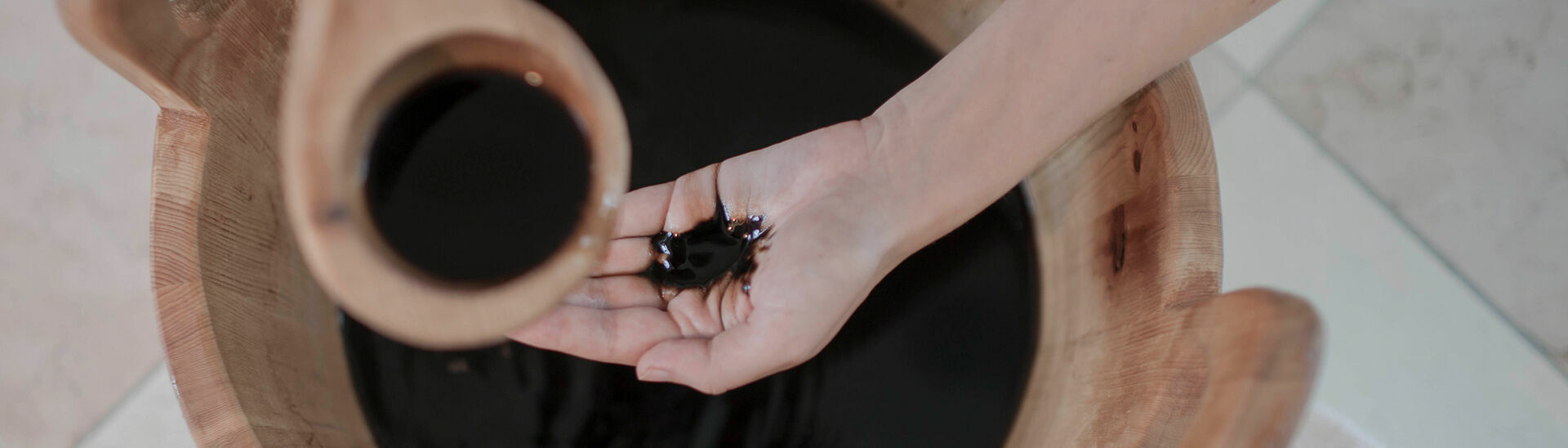 Genussvolle Wellnesstage in Tirols Sport & Vital Park – der Achensee ist die Heimat des Steinöls, das als das typische Tiroler Wellness- & Gesundheitsmittel schlechthin gilt.