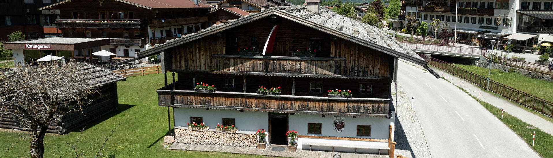 Heimatmuseum Sixenhof Am Bild ist das Heimatmuseum Sixenhof in Achenkirch im Sommer von außen zu sehen.
