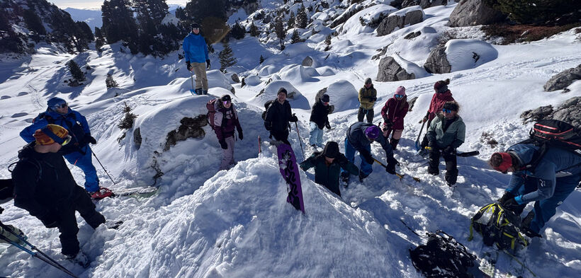 Participants in the Achensee avalanche training course are out and about in Rofan, working with probes and shovels in the snow.