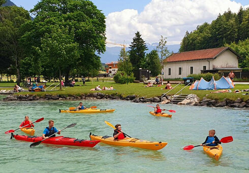 Sport aktiv erleben Schüler der Mittelschule Achensee machen einen Kajakausflug im Sommer.