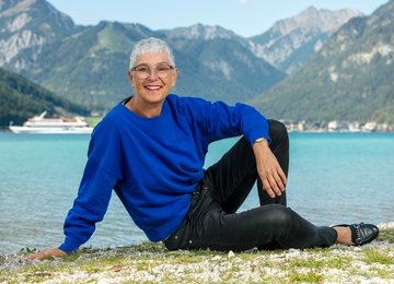 Petra Moser von Achensee Tourismus am Seeufer in Maurach am Achensee.