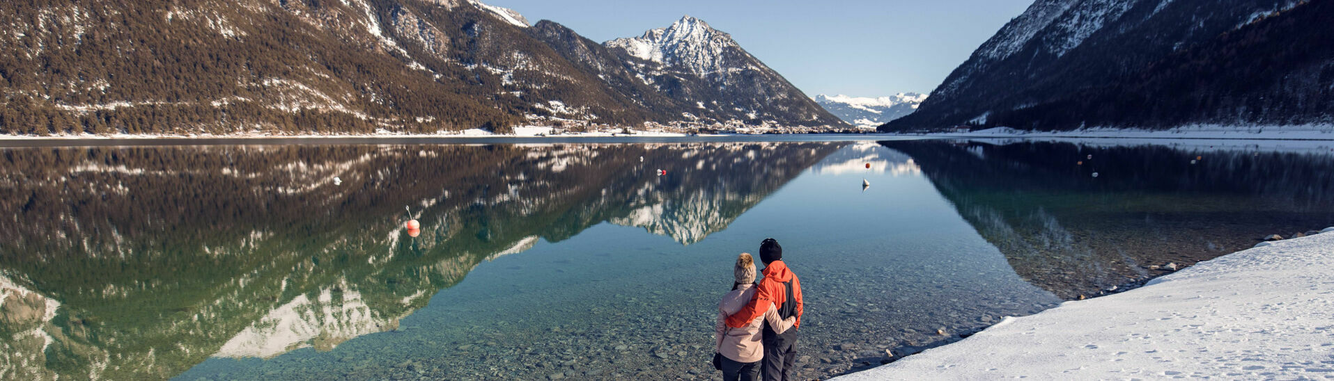 Winterwanderung mit Blick auf den Achensee.