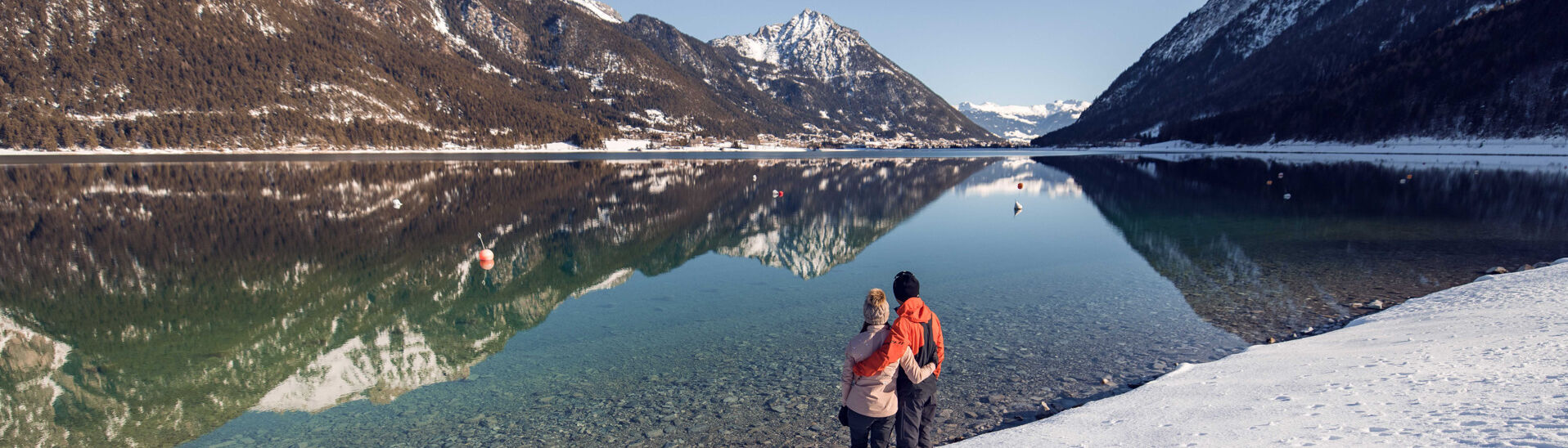 Winterwandern am Achensee Winterwanderung mit Blick auf den Achensee.