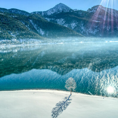 Der Ausblick von Achenkirch am Achensee auf die Winterlandschaft der Region ist atemberaubend.