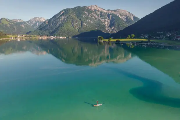 SUP am Achensee Stand Up Paddleboarding am Südufer des wunderschönen Achensees. Im Hintergrund der Seeberg und der Seekar.