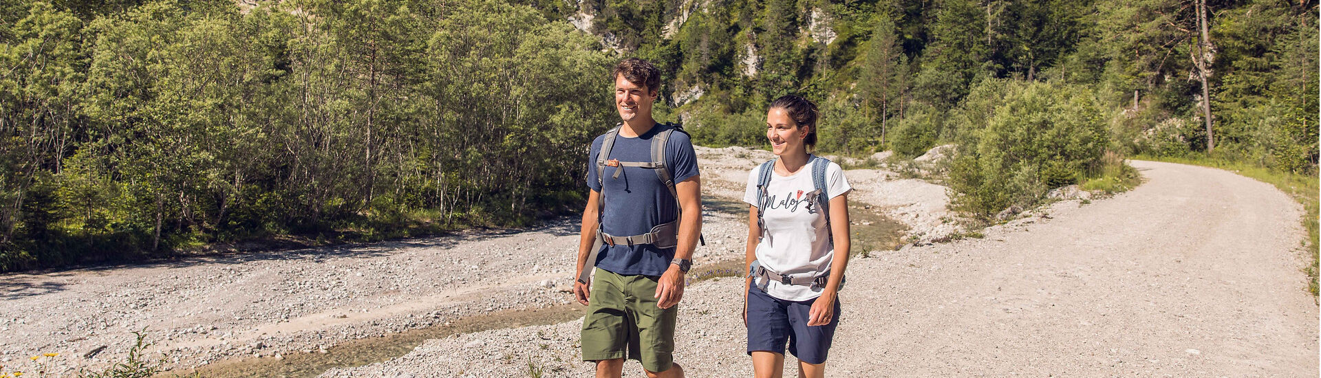 Ein Pärchen genießt die Wanderung durch die Naturlandschaft von Steinberg am Rofan. Währenddessen plätschert die Steinberger Ache und sorgt für idyllische Naturgeräusche.