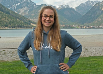 Julia Haidacher von Achensee Tourismus am Seeufer in Maurach am Achensee.