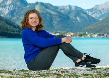 Jennifer Schäfer von Achensee Tourismus am Seeufer in Maurach am Achensee.