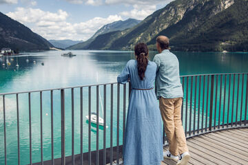 Der 14 Meter hohe Steg in Pertisau am Achensee ist ein Highlight der Region und ein gern besuchtes Ausflugsziel.
