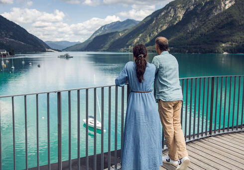 Der 14 Meter hohe Steg in Pertisau am Achensee ist ein Highlight der Region und ein gern besuchtes Ausflugsziel.