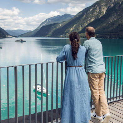 Der 14 Meter hohe Steg in Pertisau am Achensee ist ein Highlight der Region und ein gern besuchtes Ausflugsziel.