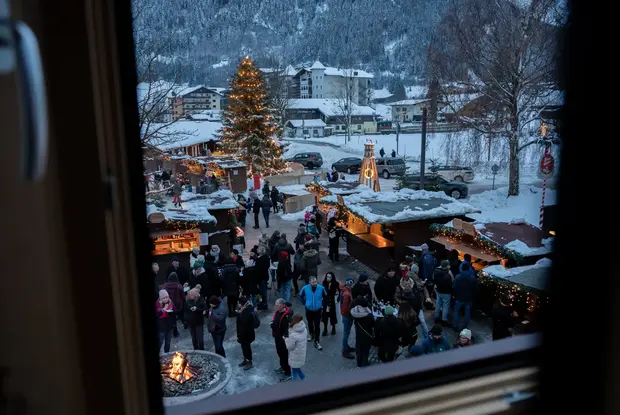Seeweihnacht Christmas market of the Achenseeschifffahrt Visitors enjoy the brightly lit market and the Christmas tree at the Christmas market of the Achenseeschifffahrt.
