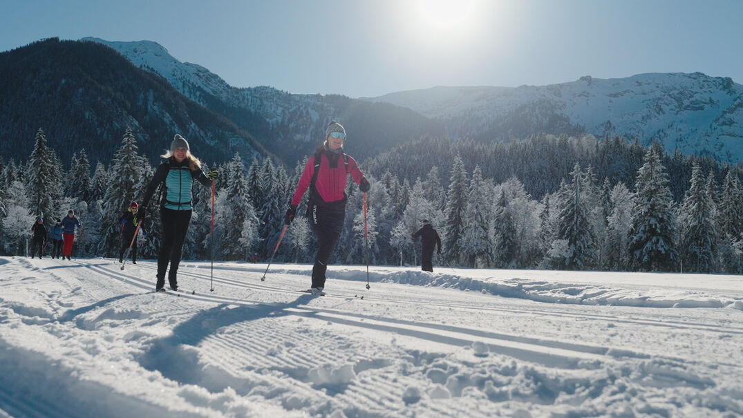 Langlaufen in den Karwendeltälern Eine Frau nimmt bei herrlichem Wetter am Achensee Langlaufcamp (Klassisch) in den verschneiten Karwendeltälern teil.